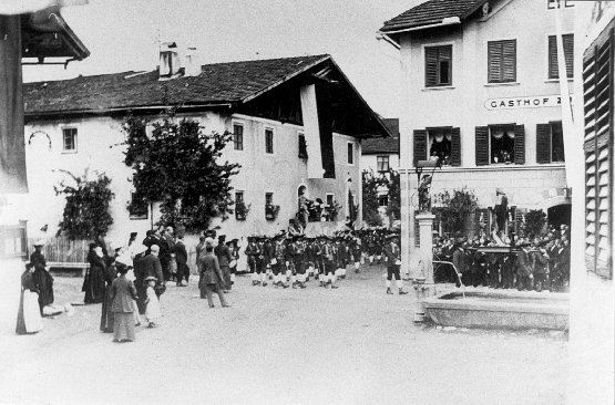 \resizebox*{1\columnwidth}{!}{\includegraphics{Bilder/Dorfplatz-einst.eps}}